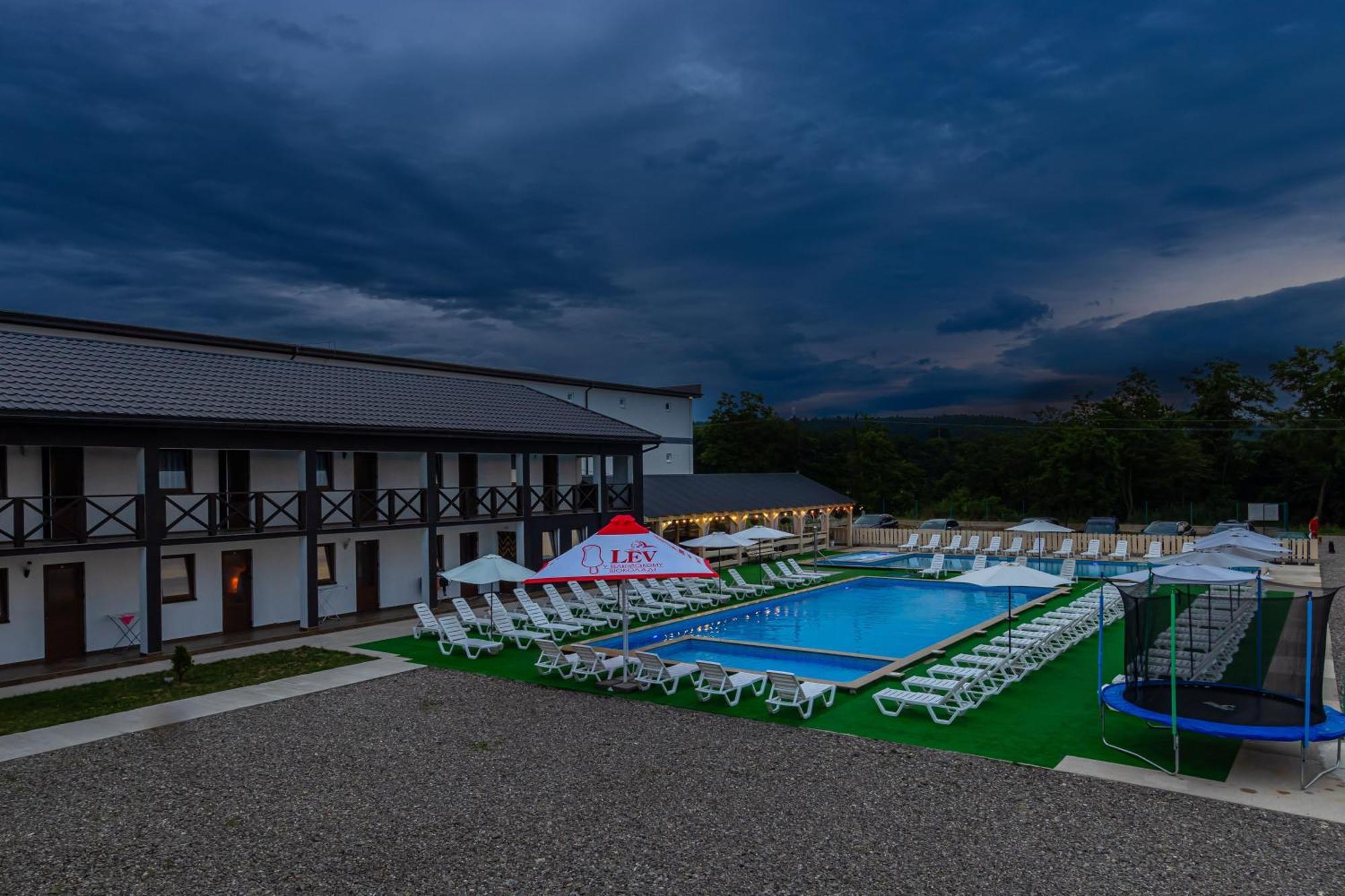 Romantik Solotvino Esterno foto